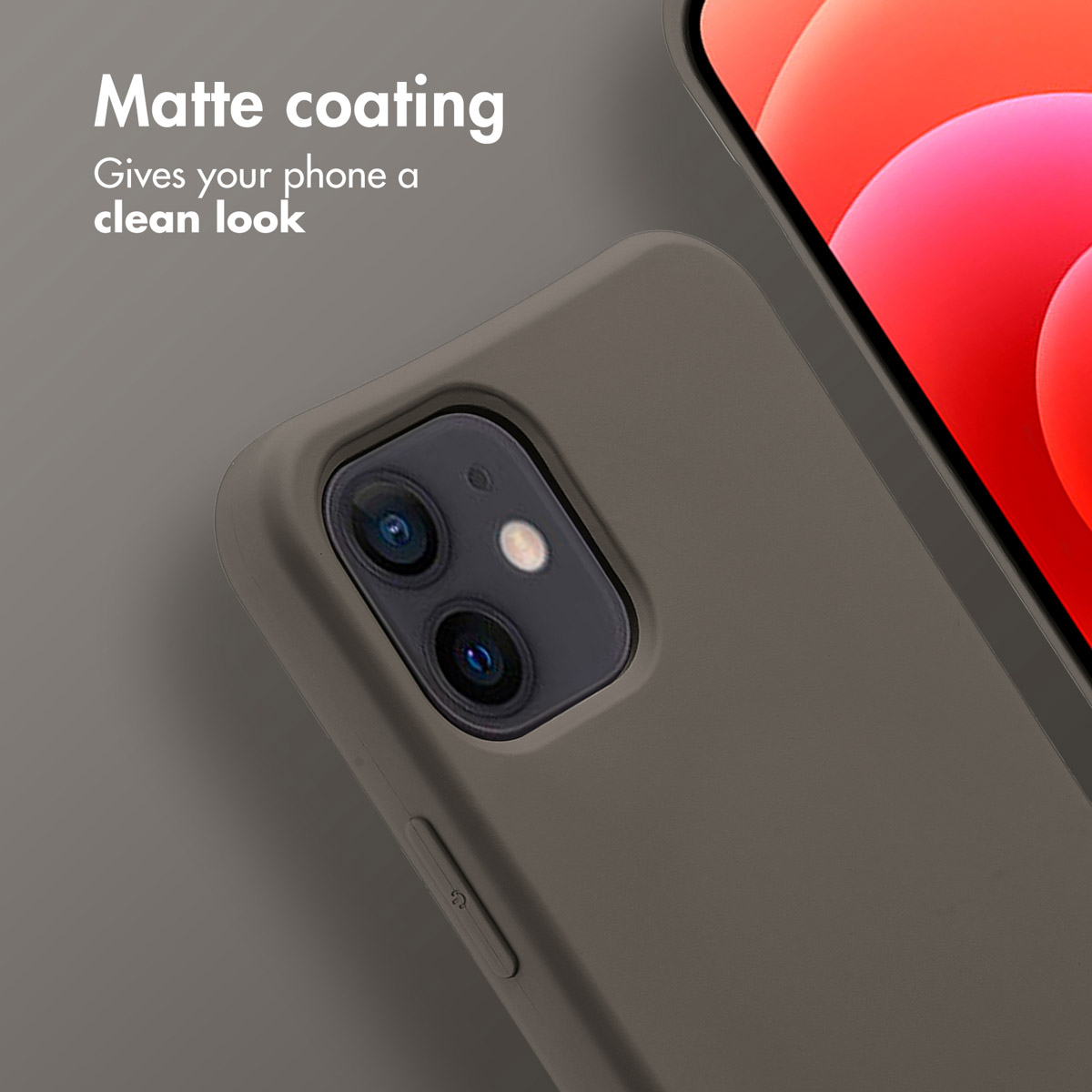 Vengono mostrati la fotocamera e lo schermo di un telefono con del testo sul rivestimento opaco.