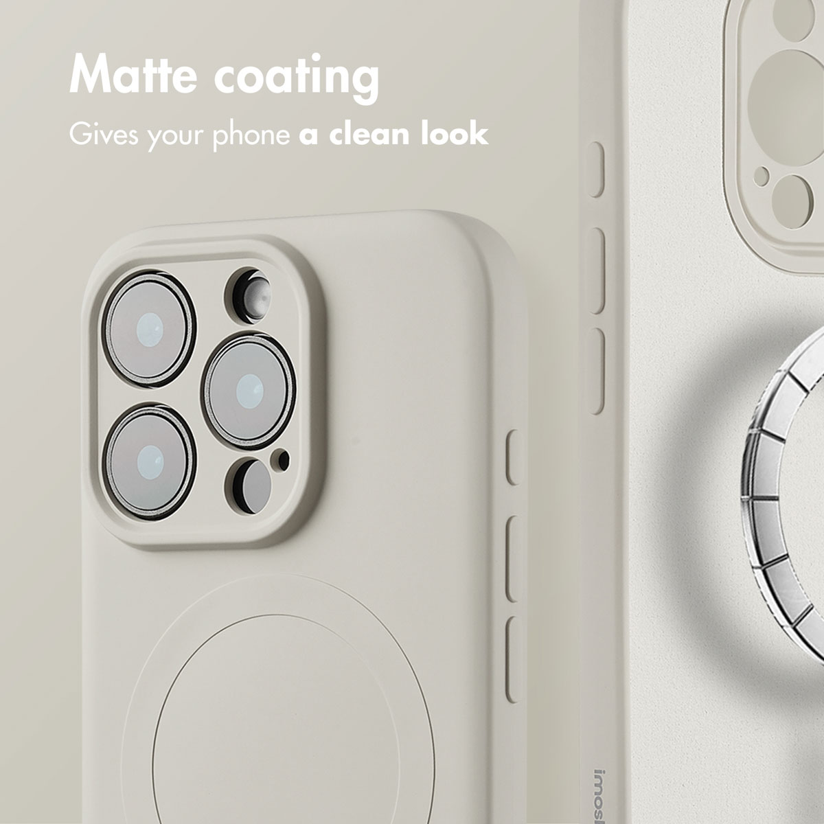 Cover per telefono beige con ritaglio per fotocamera, anello MagSafe e testo opaco.
