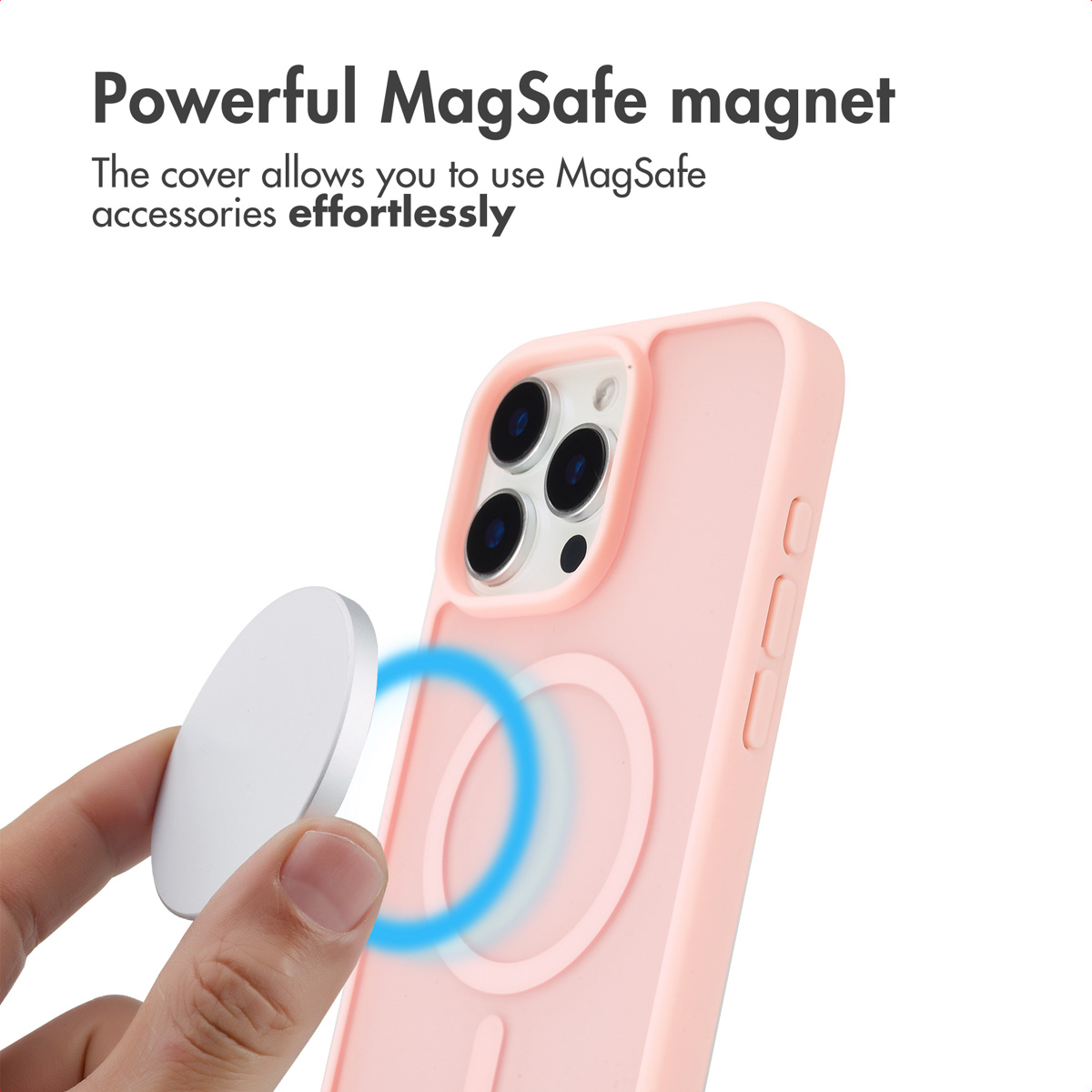 Una mano tiene un accessorio MagSafe bianco vicino a una cover rosa con anello magnetico su sfondo bianco.