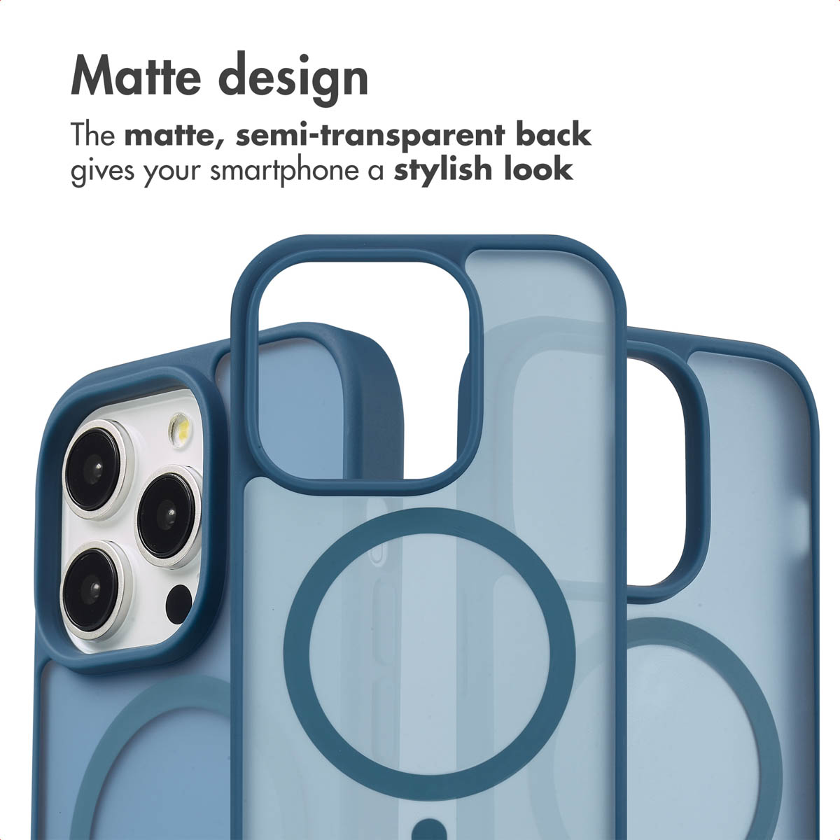 Tre cover blu opache con cerchi MagSafe mostrano un design elegante e semi-trasparente.