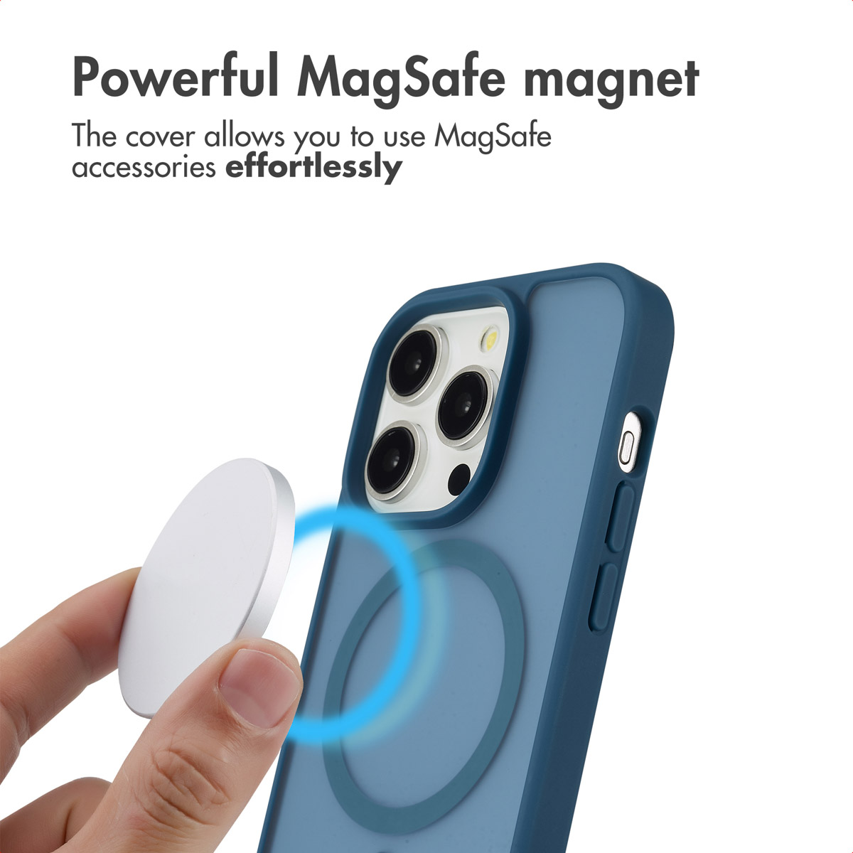 Custodia per telefono blu con anello magnetico MagSafe, mentre una mano tiene un magnete bianco.
