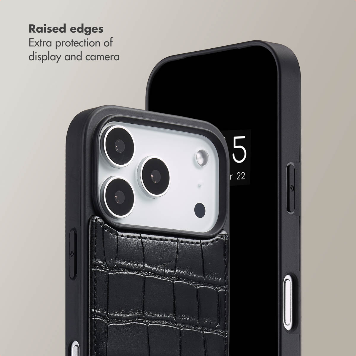 Una funda de smartphone negra con un bolsillo de cuero texturizado y triple cámara.