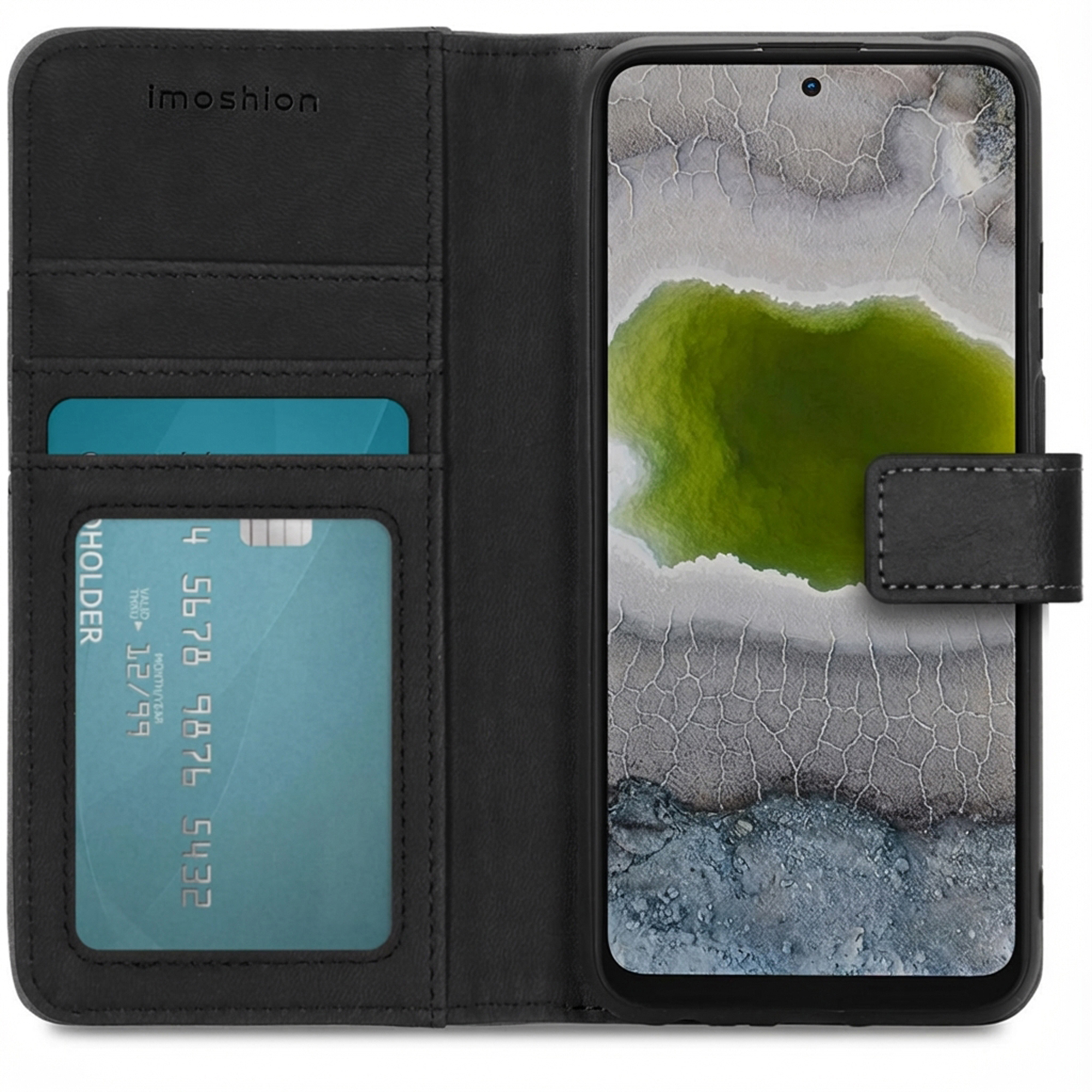 Una custodia per cellulare in pelle nera con scomparti per carte, una carta di credito blu visibile e uno smartphone.