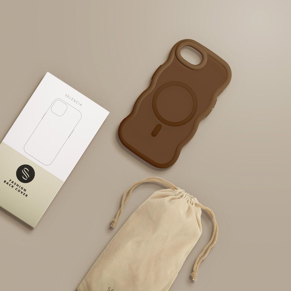 Une coque de téléphone ondulée marron, sa boîte et une pochette beige sont disposées sur une surface marron clair.