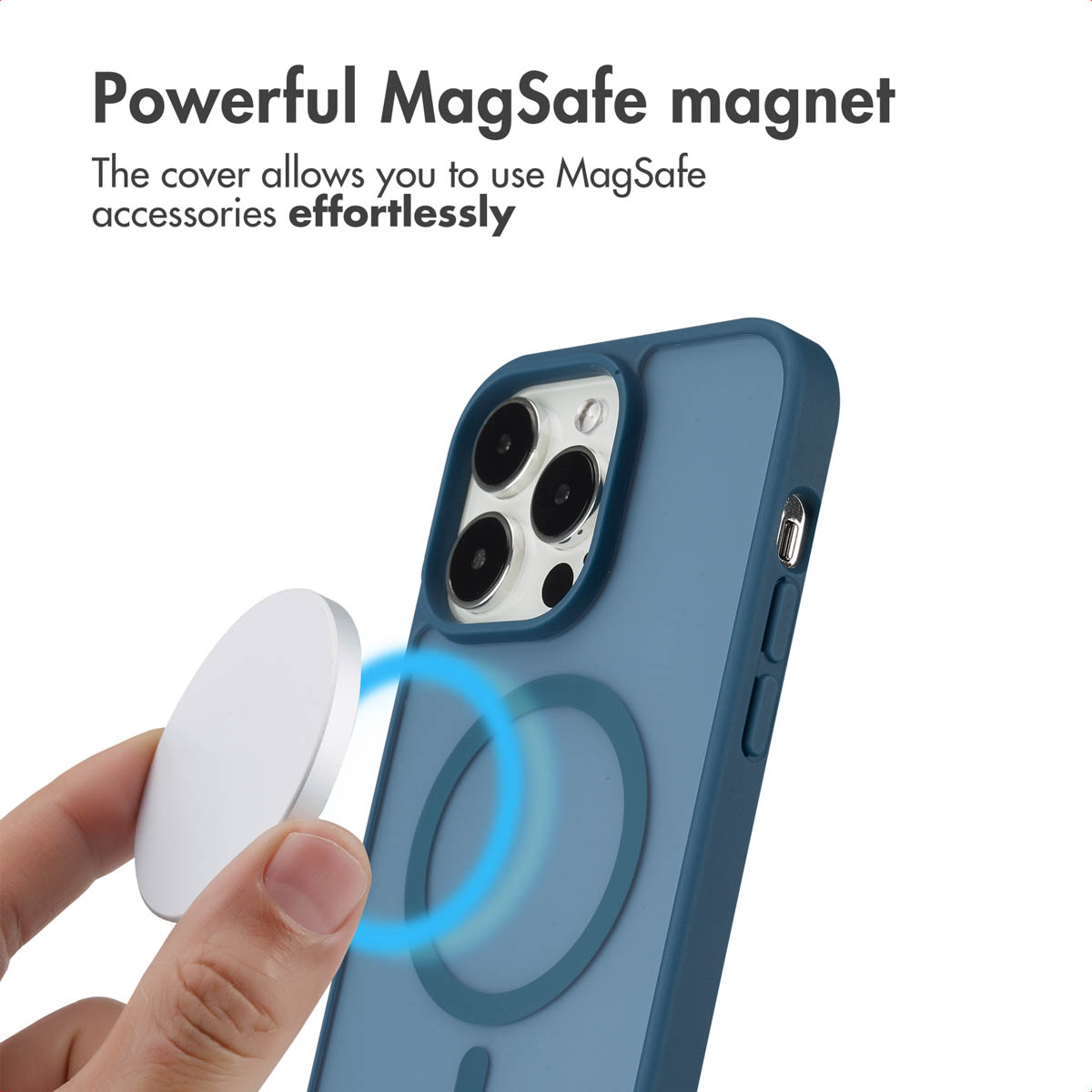 Eine Hand hält weißes magnetisches Zubehör an eine blaue Hülle mit MagSafe-Ring vor weißem Hintergrund.