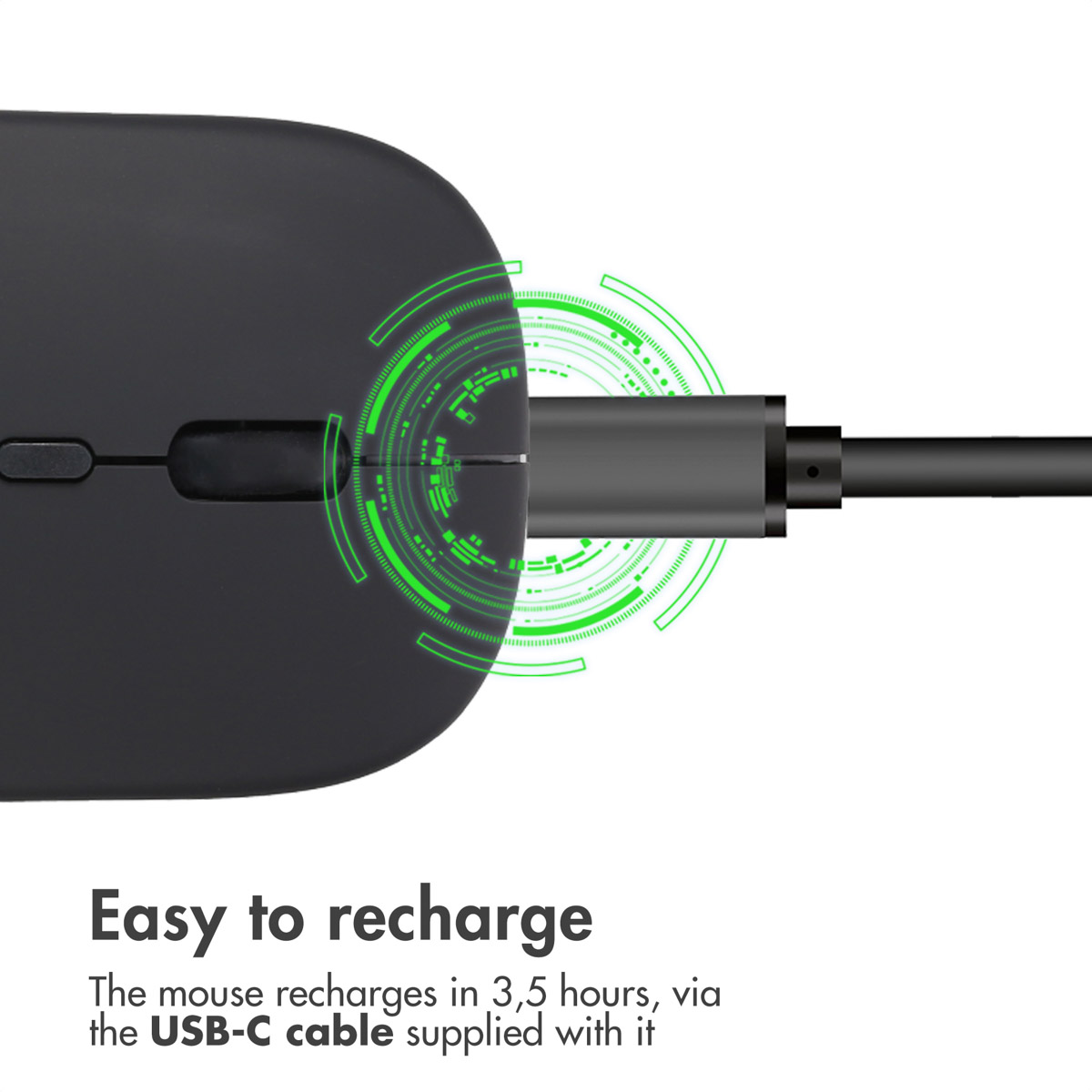 Eine schwarze Computermaus an einem USB-C-Kabel mit grün leuchtenden Grafikringen um den Anschluss.
