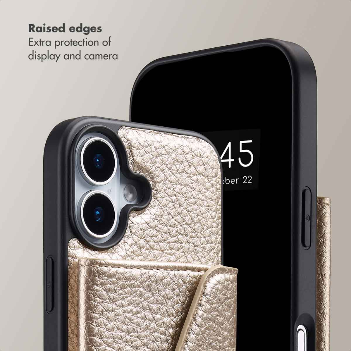 Un smartphone dans un étui en cuir doré avec porte-cartes, montrant des bords surélevés pour la caméra.