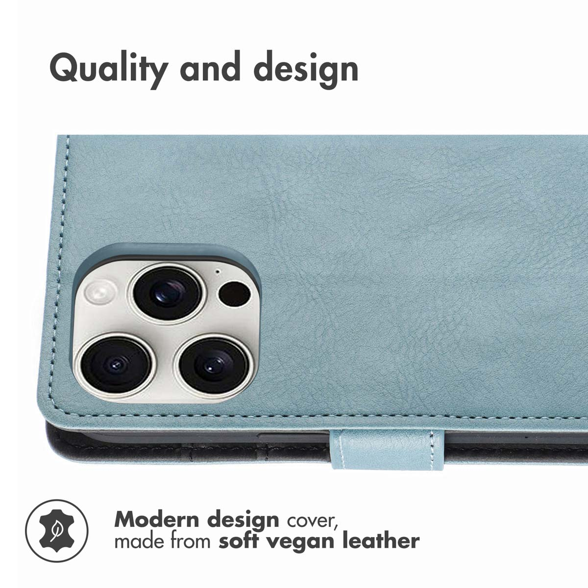 Une coque de téléphone en cuir vegan bleu clair avec découpe pour triple appareil photo.