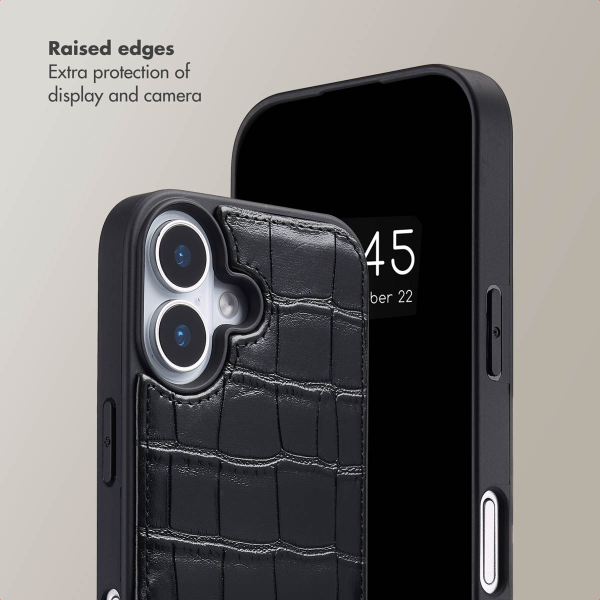 Una custodia per smartphone in pelle nera con texture coccodrillo, doppio foro per fotocamera e bordi rialzati.