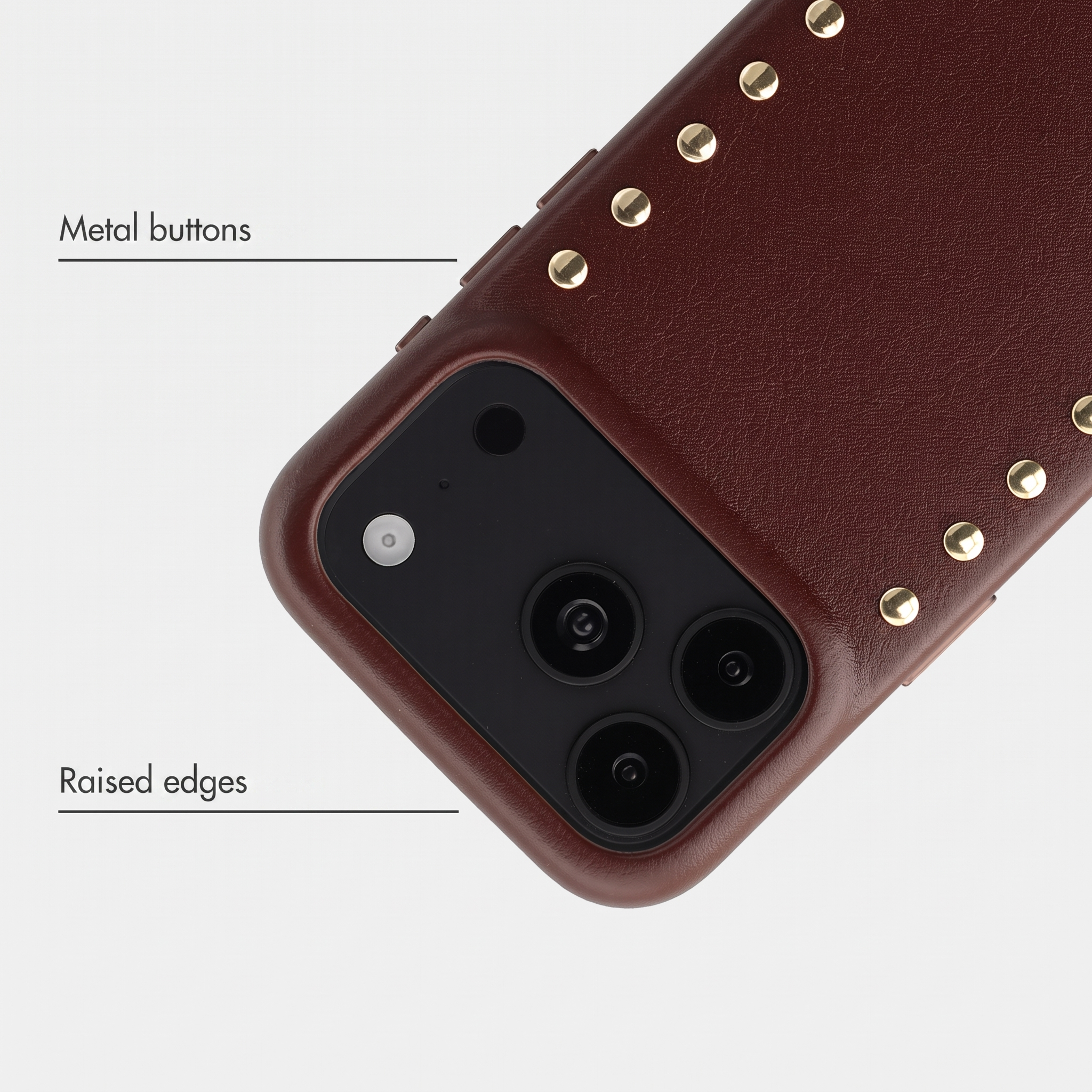 Cover per cellulare in pelle marrone con borchie dorate e bordi rialzati.
