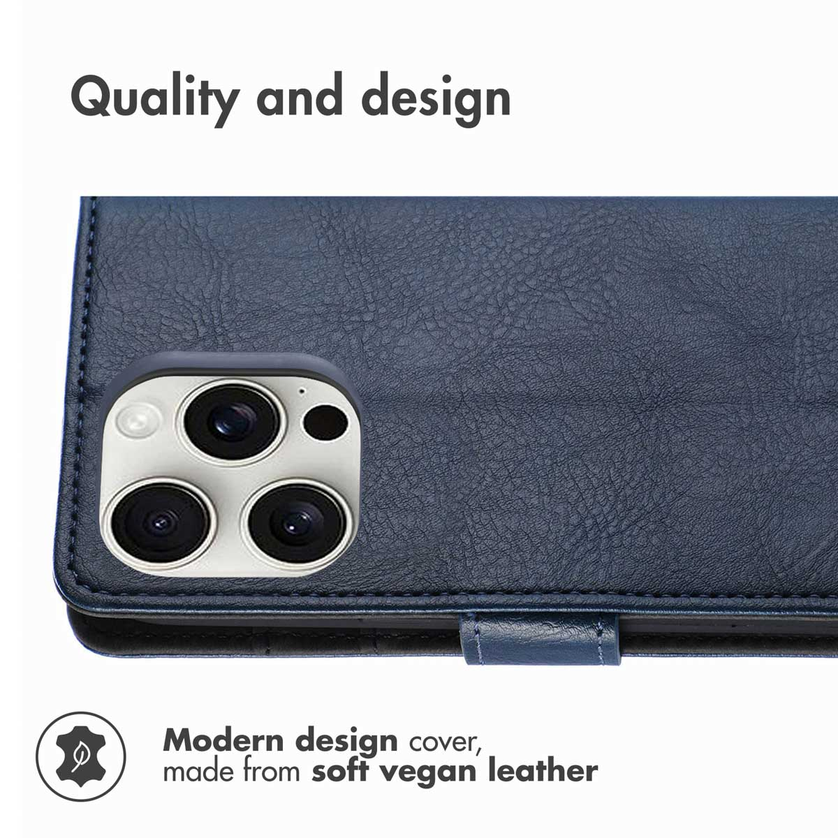 Gros plan d'un étui de téléphone en cuir végétalien bleu montrant la découpe de l'appareil photo.