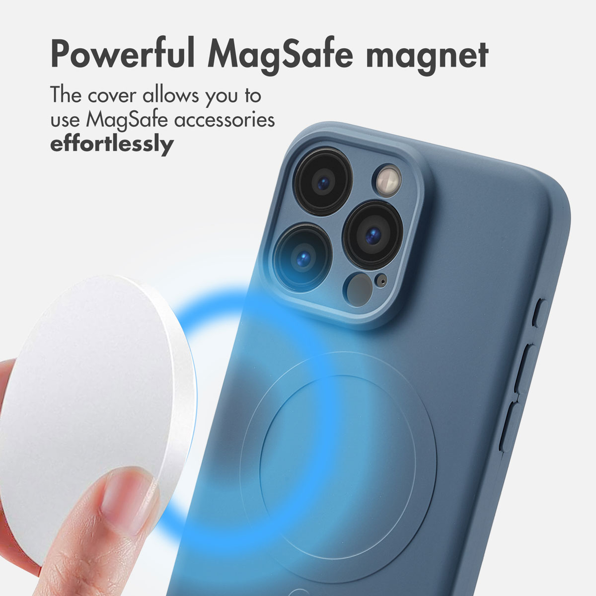 Funda de smartphone azul con MagSafe, sostenida por una mano junto a un cargador magnético.