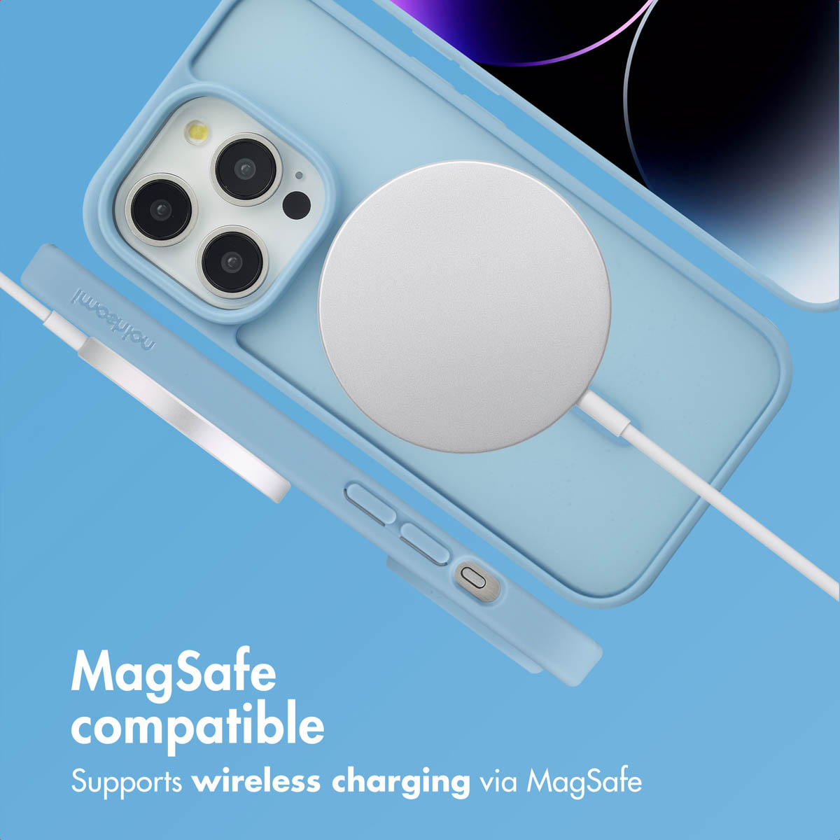 Custodia per iPhone blu con caricatore MagSafe e cavo su sfondo blu.