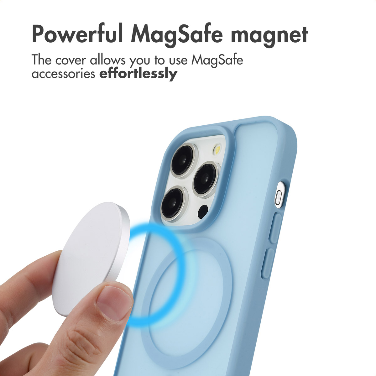 Una mano tiene un disco MagSafe bianco vicino a una cover in silicone azzurra.