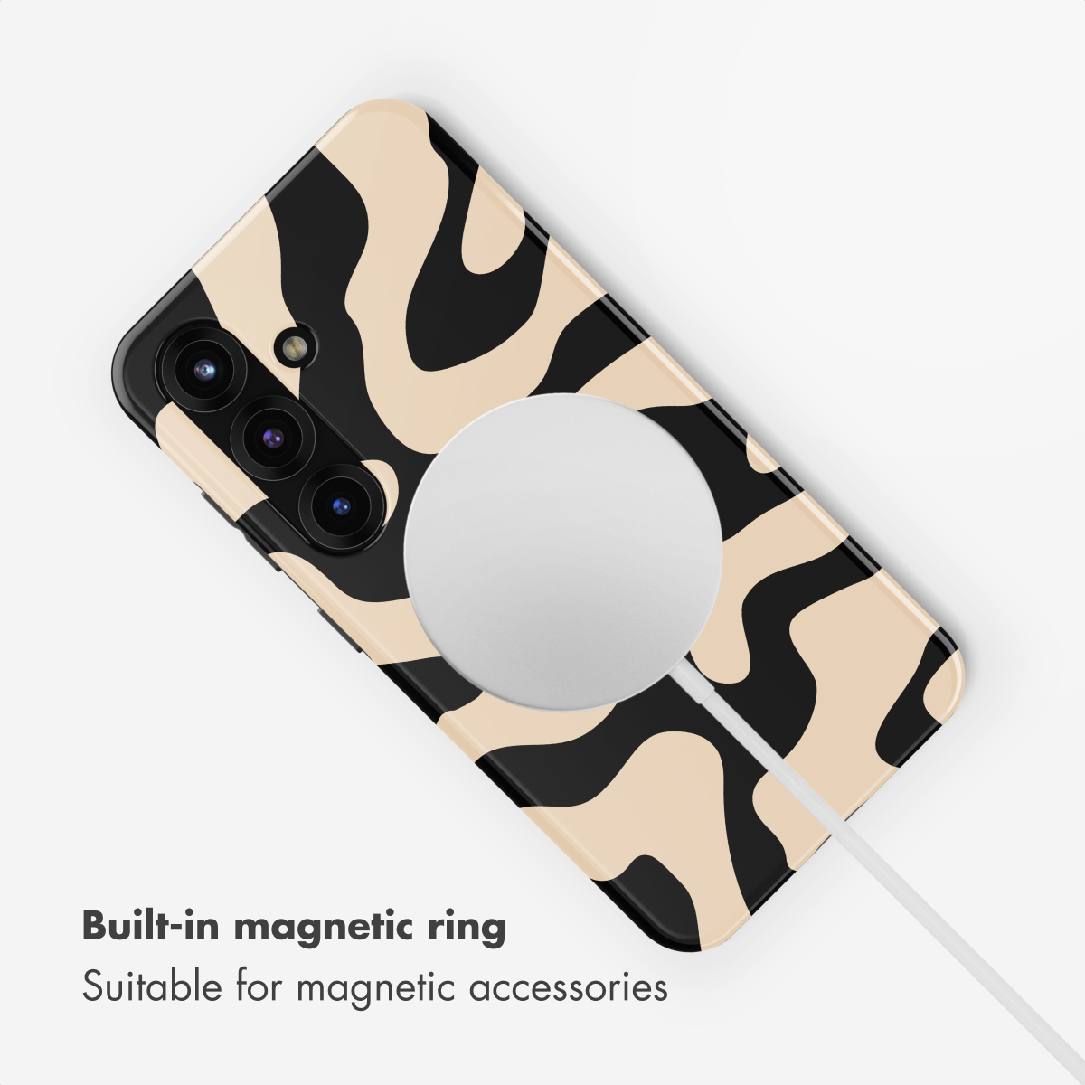 Una funda de móvil con ondas negras y beiges, cargador magnético y texto.