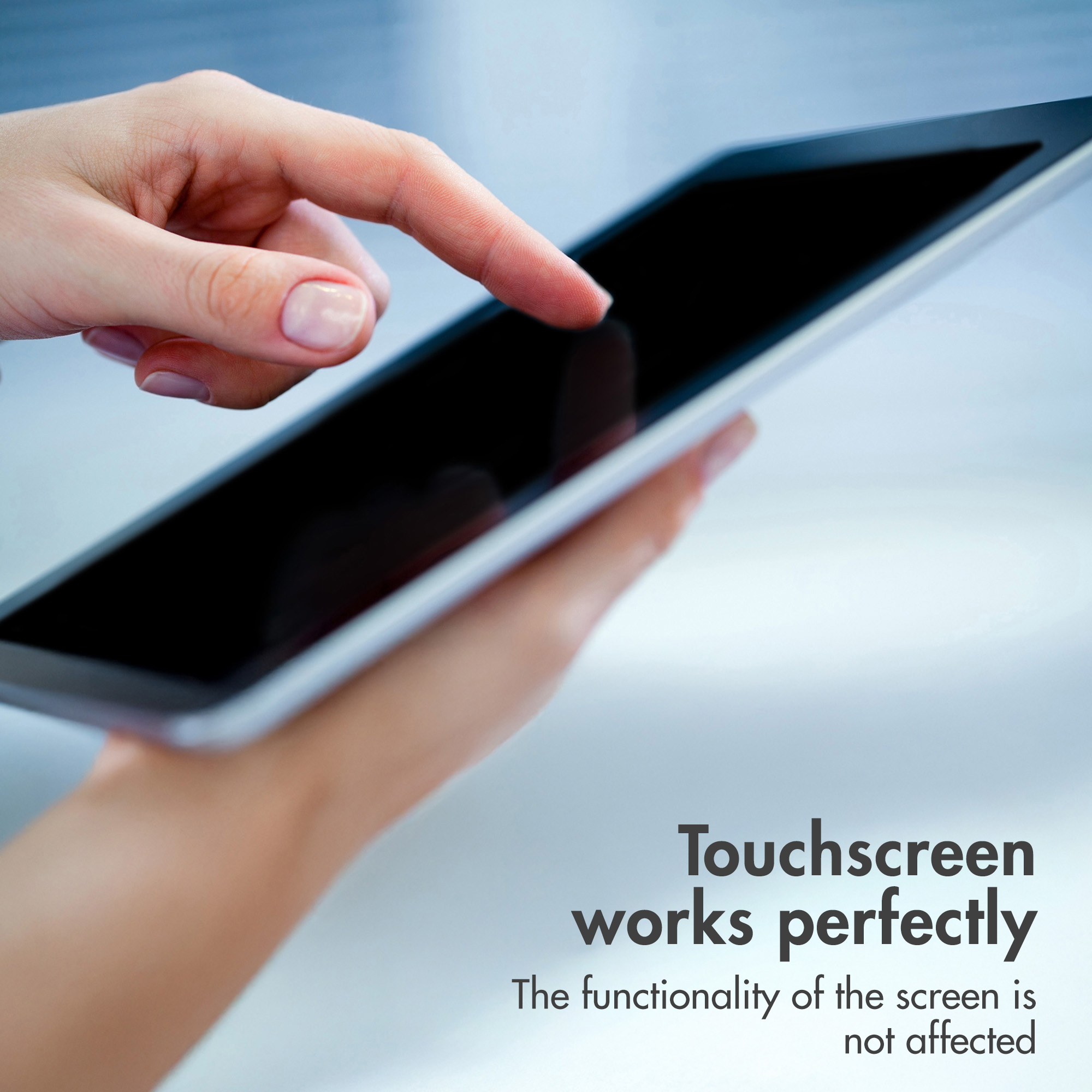 Una persona usa un dito per toccare lo schermo di un tablet. Il testo recita che il touchscreen funziona perfettamente.
