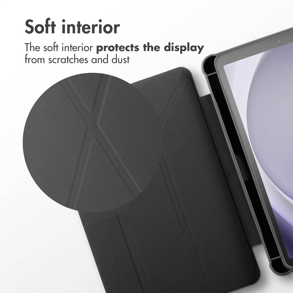 Tablette dans un étui de protection noir avec intérieur doux protégeant des rayures.
