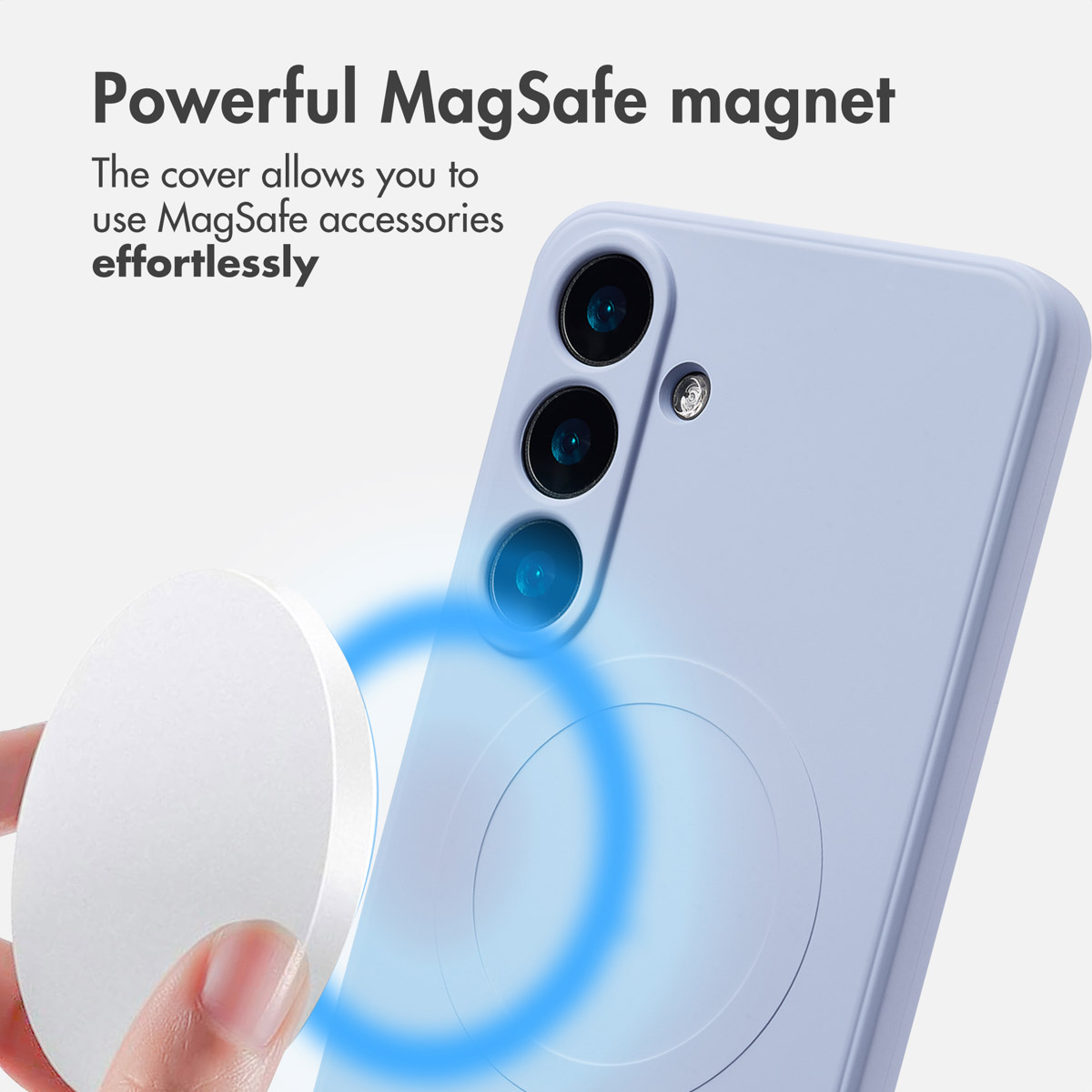 Ręka trzyma białe akcesorium MagSafe w pobliżu jasnofioletowego etui na telefon.