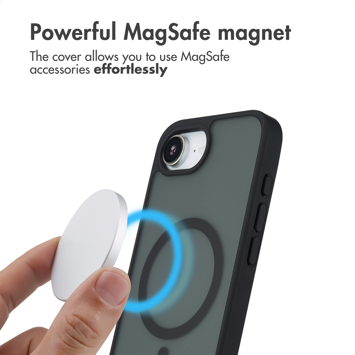 Coque de téléphone avec aimant MagSafe puissant et accessoire rond tenu en main sur fond blanc.
