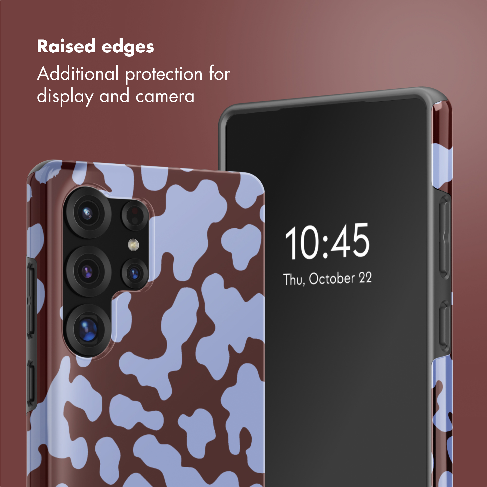 Smartphone mit braun-hellblauer Kuhflecken-Schutzhülle auf braunem Hintergrund.