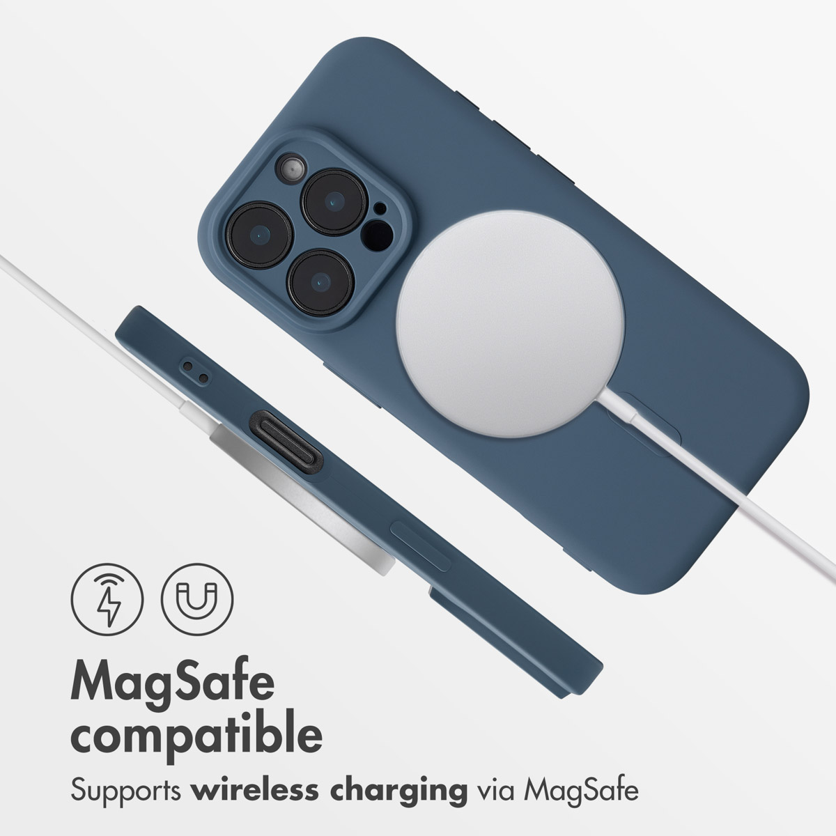 Una custodia per telefono blu con caricabatterie MagSafe collegato, vista da dietro e di lato.