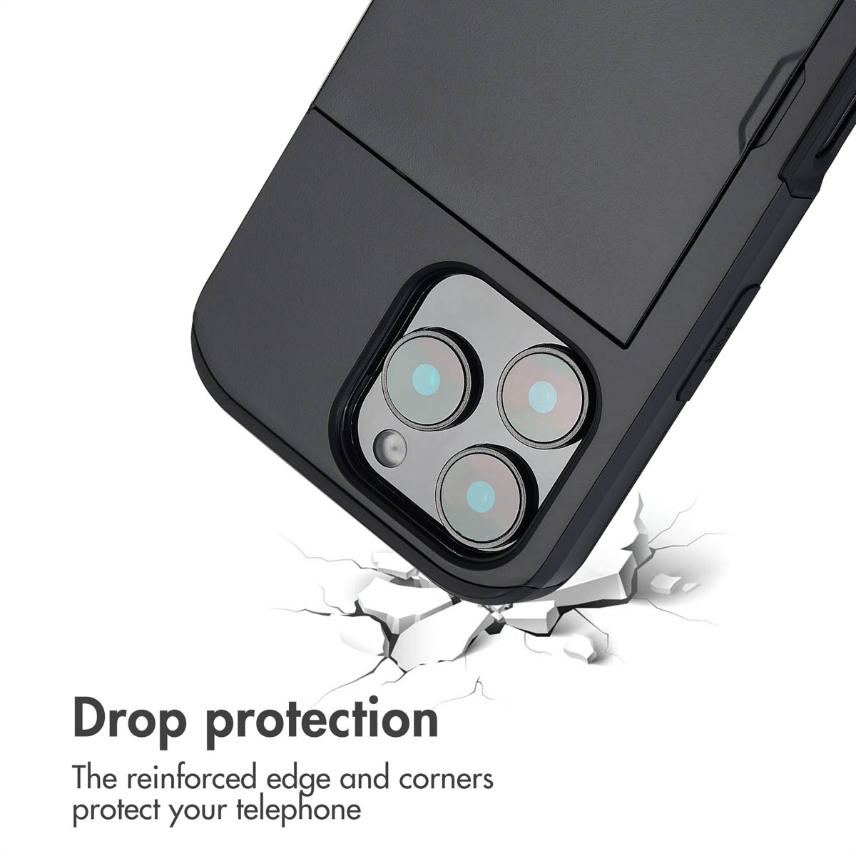 Una custodia nera per smartphone con tripla fotocamera sopra una superficie bianca screpolata con testo.