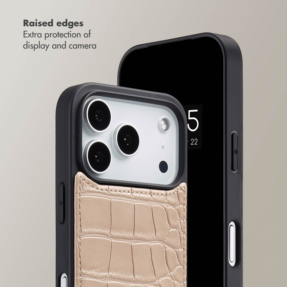 Los bordes elevados ofrecen protección adicional para la pantalla y la cámara de un smartphone con funda negra y detalle de cuero.