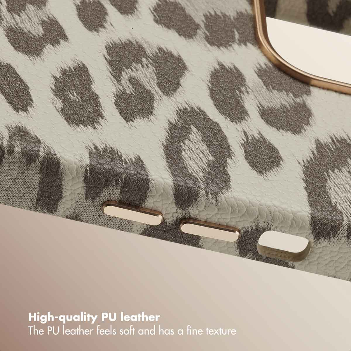 Vista de cerca de una funda de móvil de piel sintética con estampado de leopardo, botones metálicos dorados y textura suave.
