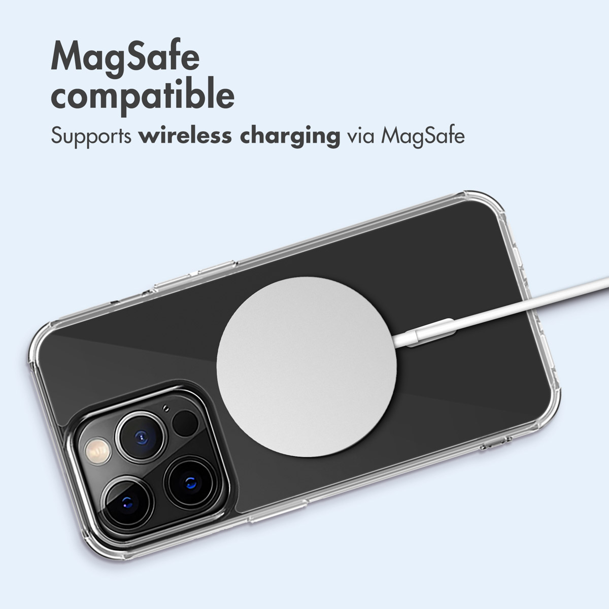 Uno smartphone in custodia si ricarica in modalità wireless con MagSafe.