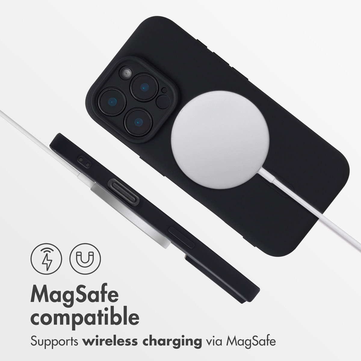 Uno smartphone nero in una custodia con caricabatterie MagSafe bianco su sfondo bianco.
