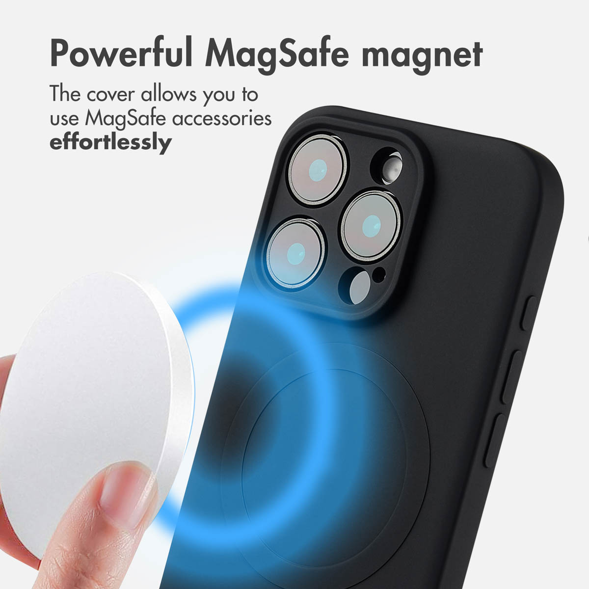 Una mano che tiene un accessorio MagSafe bianco vicino a una custodia nera con un anello blu.