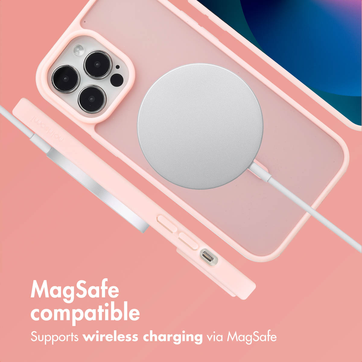 Een roze MagSafe-lader bevestigd op een roze telefoonhoesje tegen een perzikachtergrond.
