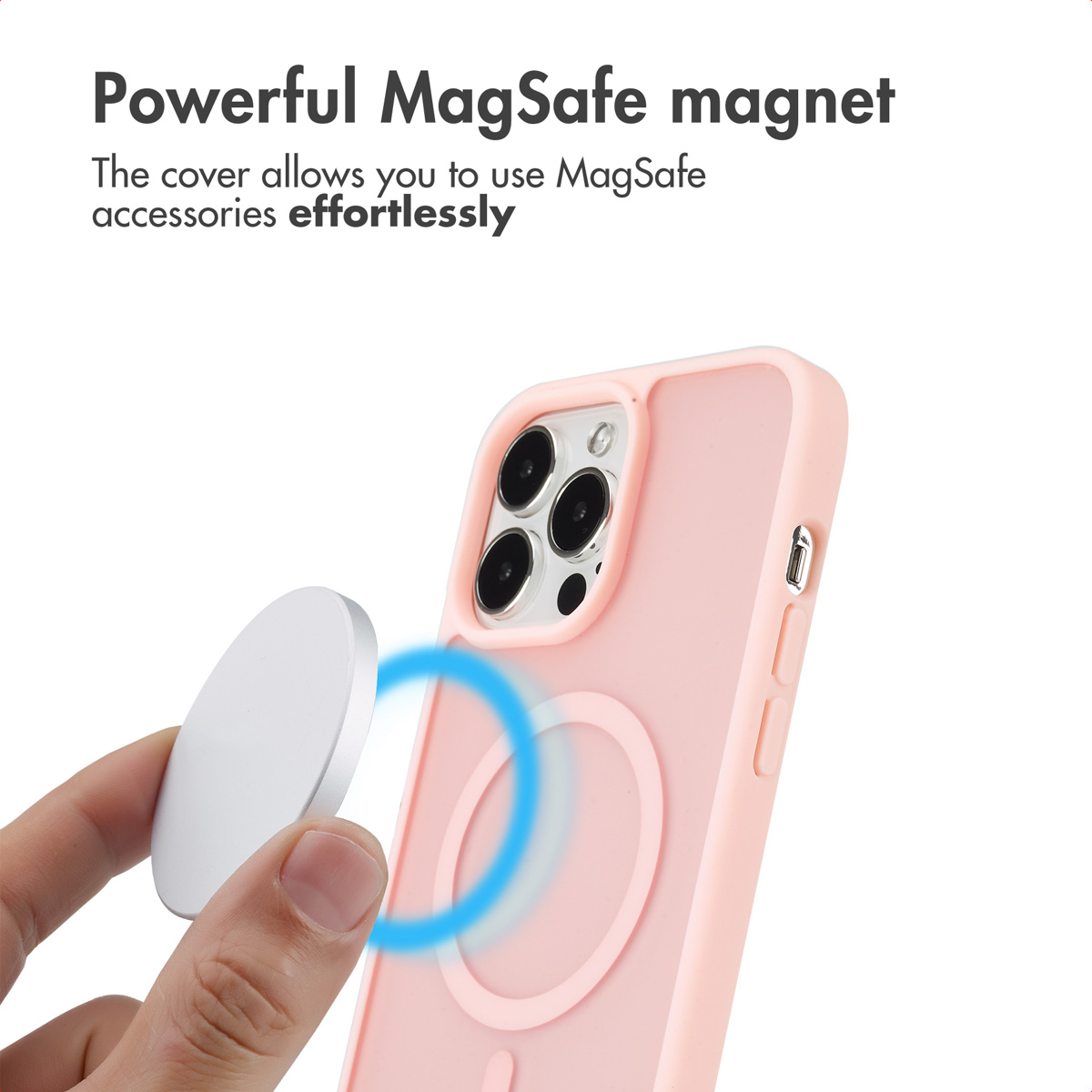 Hand houdt een magneet bij een roze smartphonehoesje met camera's.