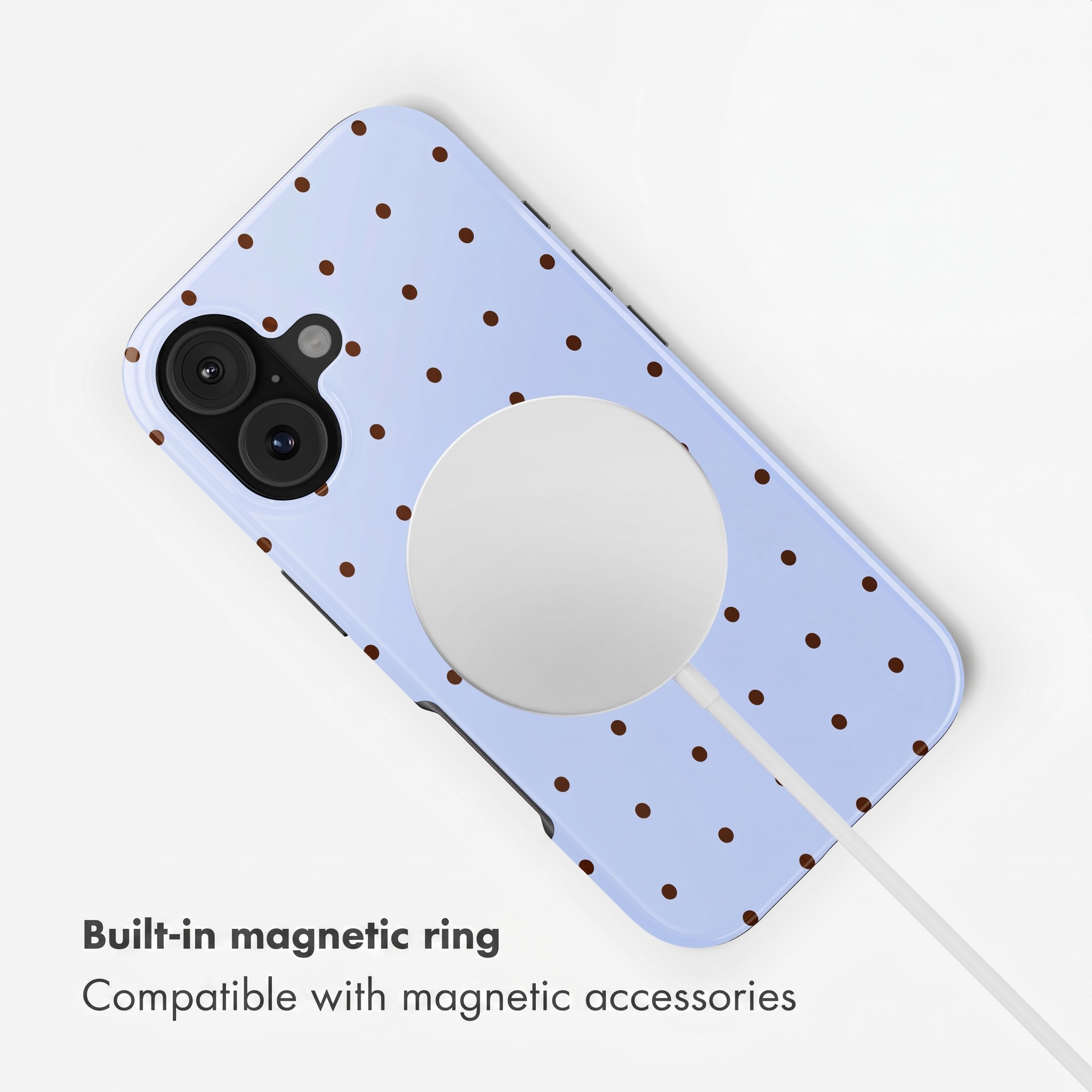 Blaue Handyhülle mit braunen Punkten und weißem MagSafe-Ring auf hellem Hintergrund.