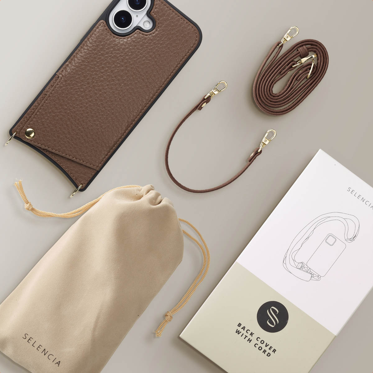 Funda de móvil marrón con bolsillos, correas, cordón, bolsa y caja de embalaje.