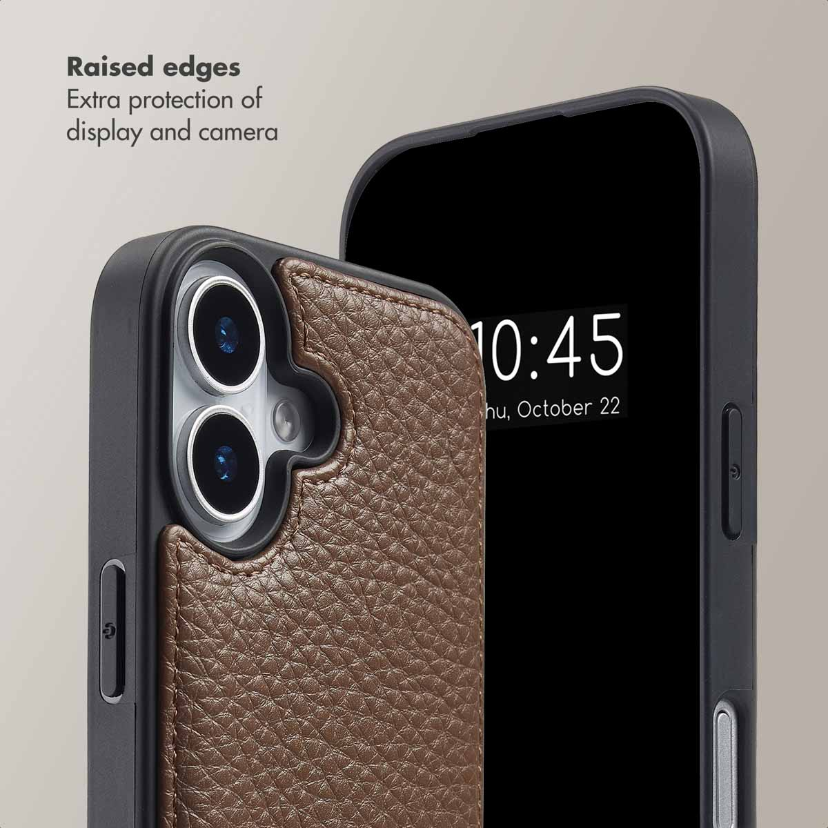Una funda de móvil de cuero marrón con bordes elevados para proteger la cámara y la pantalla.