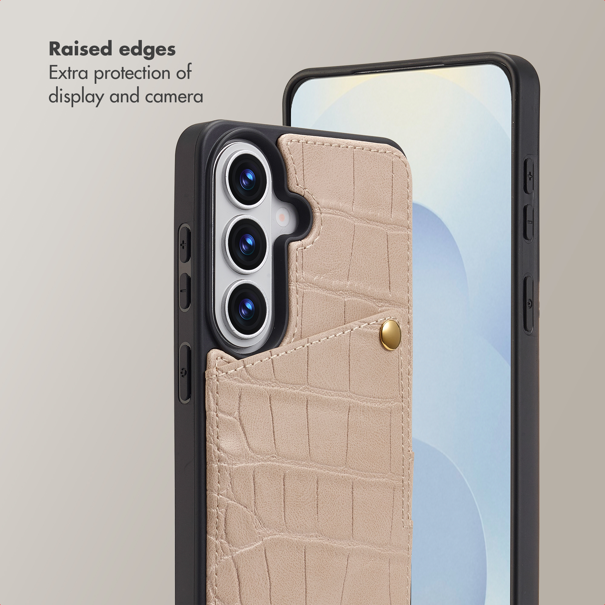 Fundador de teléfono beige con textura de cocodrilo y bolsillo para tarjetas.