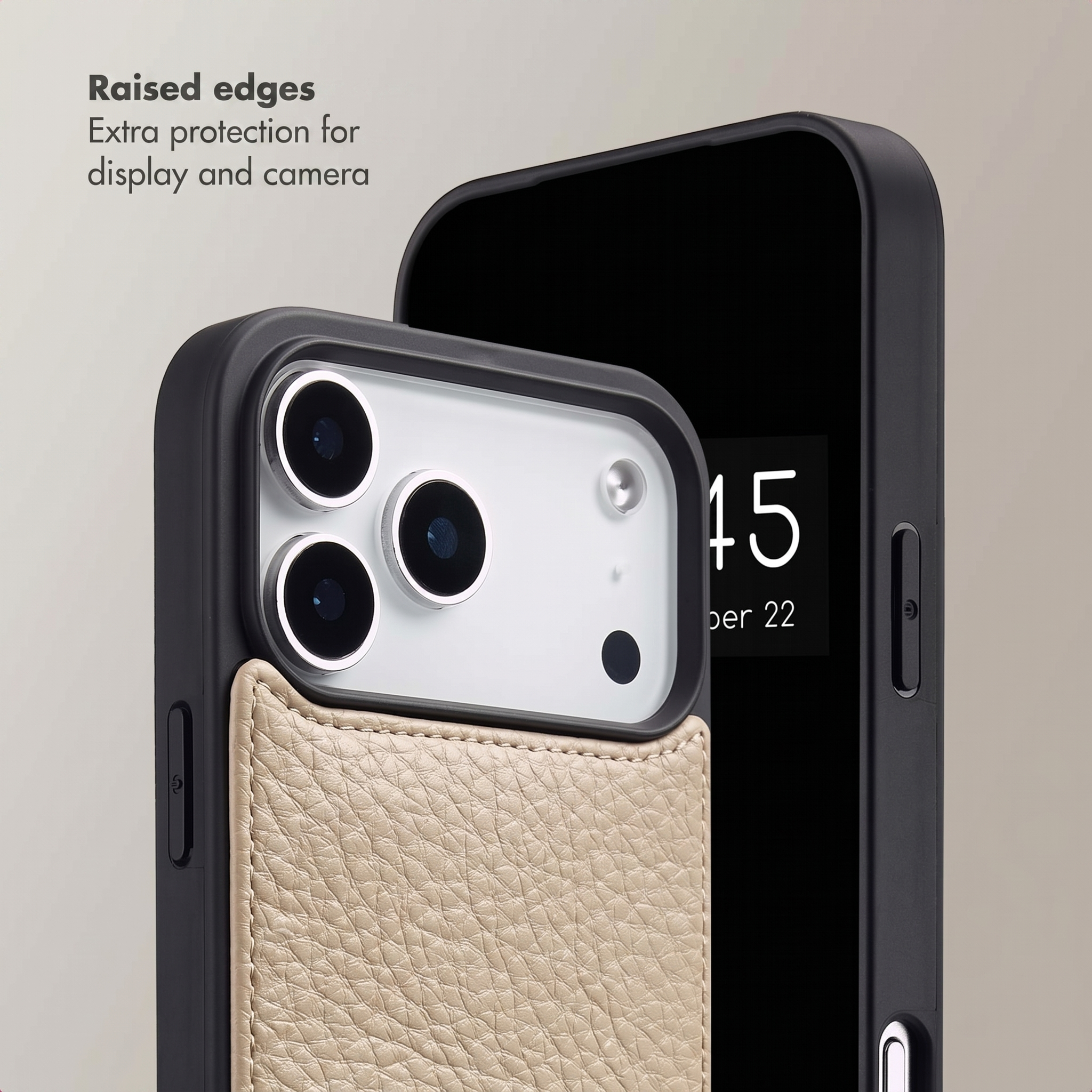 Zwei schwarze Smartphones mit erhöhten Rändern und beige Leder-Geldbörse auf der Rückseite vor neutralem Hintergrund.