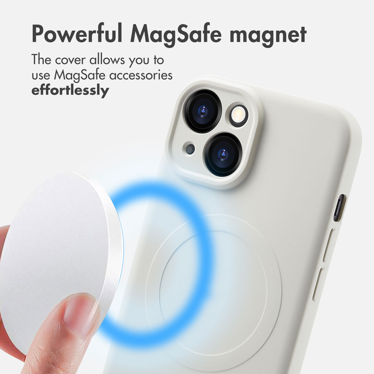 Ręka trzyma białą ładowarkę MagSafe w pobliżu białego etui z świecącym na niebiesko pierścieniem magnetycznym.