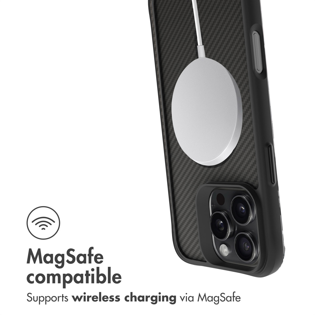 Smartphone en una funda negra con patrón de carbono con un cargador MagSafe conectado.