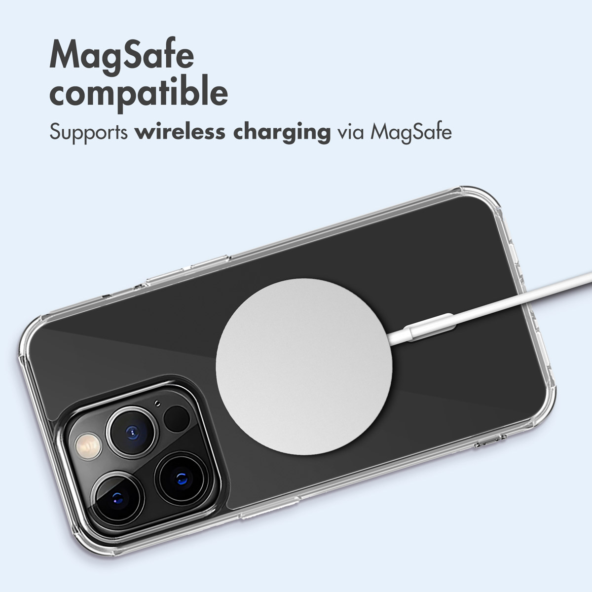 Un iPhone con custodia trasparente si ricarica in modalità wireless con un caricatore MagSafe rotondo.