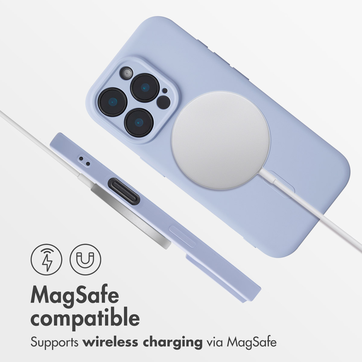 Uno smartphone azzurro chiaro con caricabatterie MagSafe e icone di compatibilità su sfondo bianco.