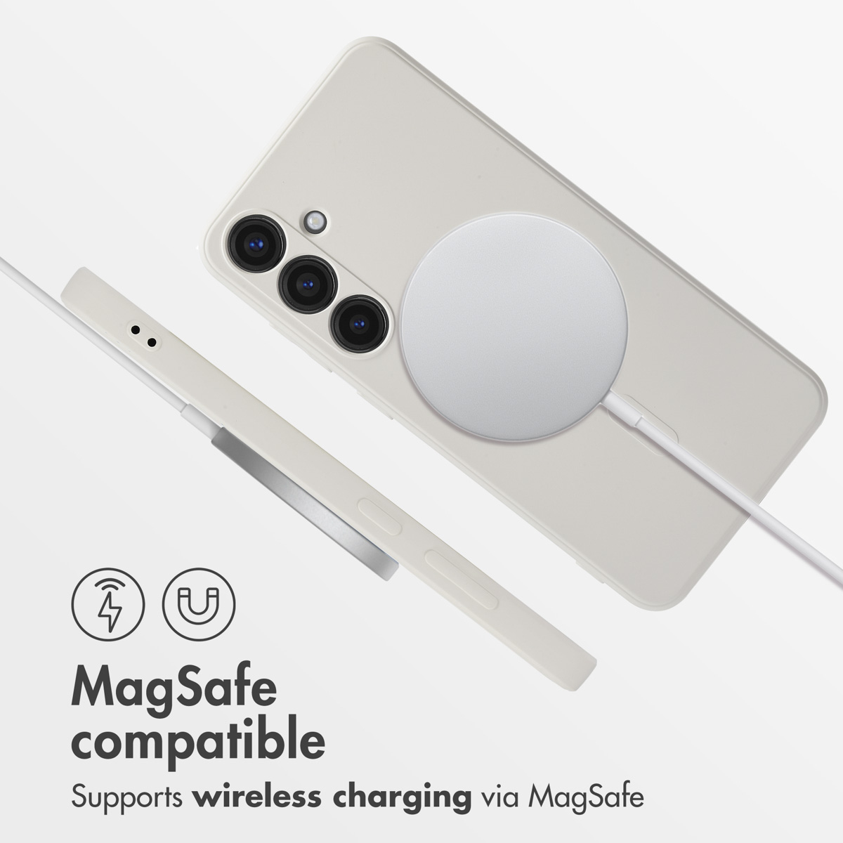Coque de téléphone beige avec chargeur sans fil MagSafe sur fond blanc.