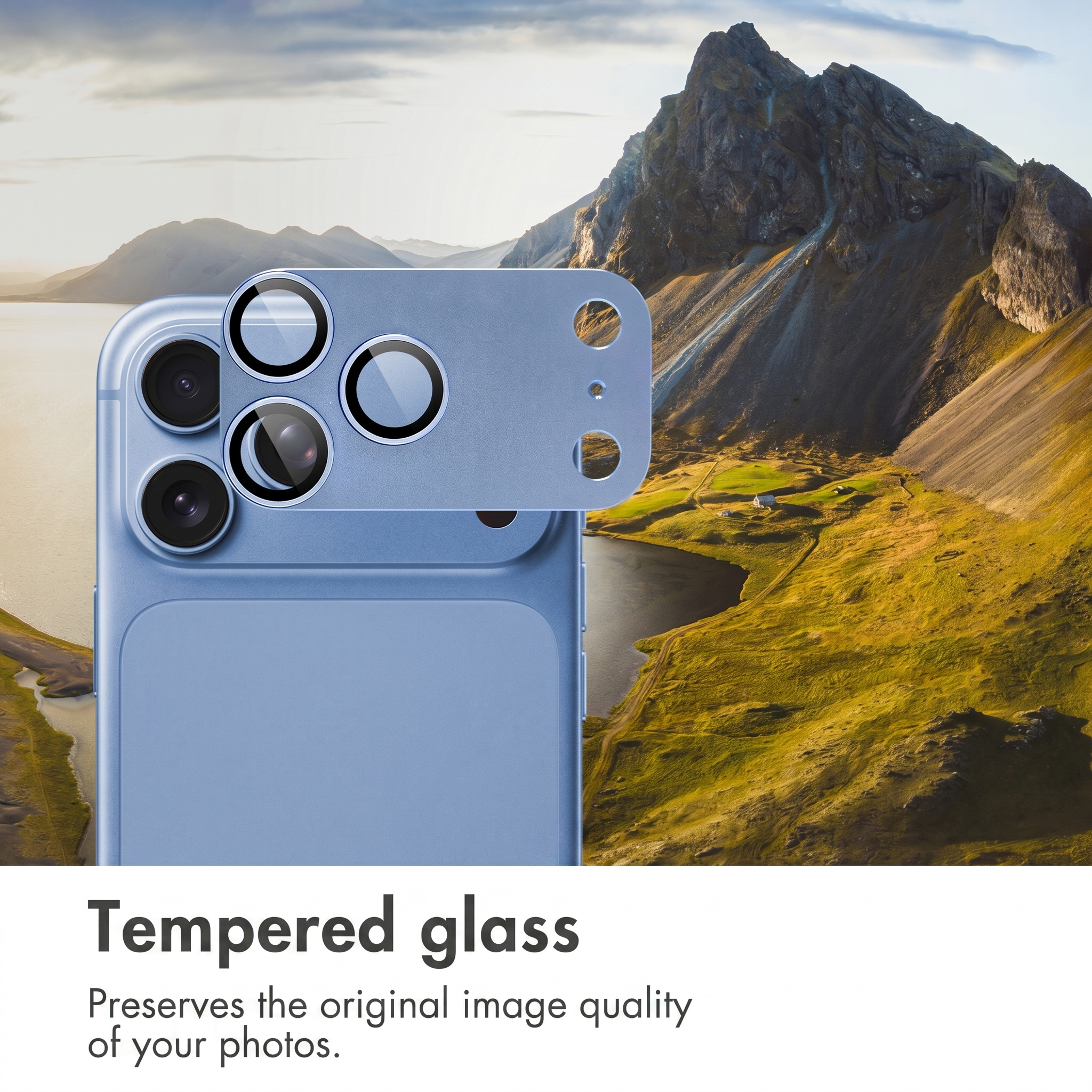 Uno smartphone blu con protezione per fotocamera in vetro su sfondo montano.