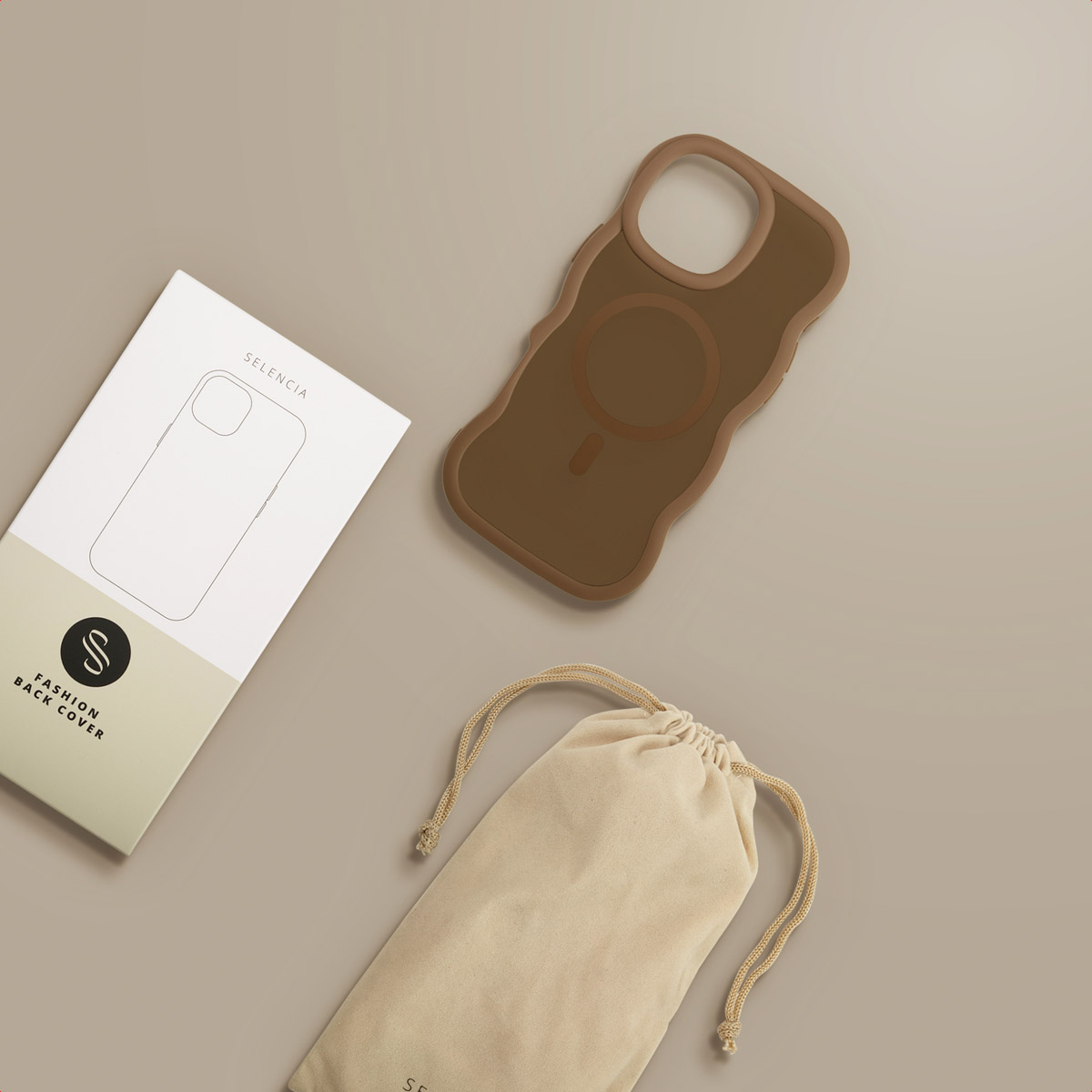 Coque de téléphone marron en silicone avec MagSafe, une boîte et un pochon sur fond beige.