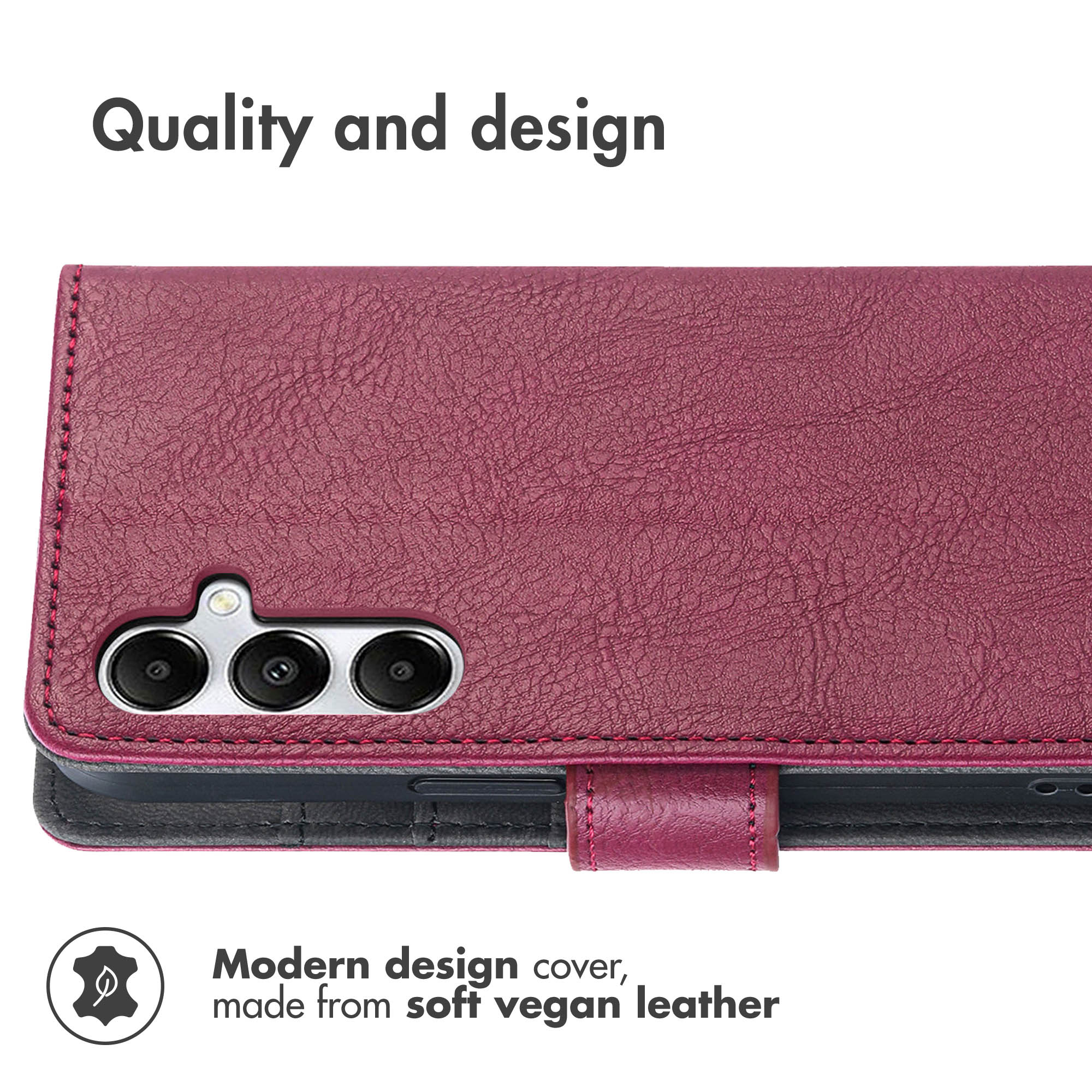 Eine bordeauxrote vegane Leder-Handyhülle mit drei Kameralinsen, Nähten und Werbetext auf weißem Hintergrund.