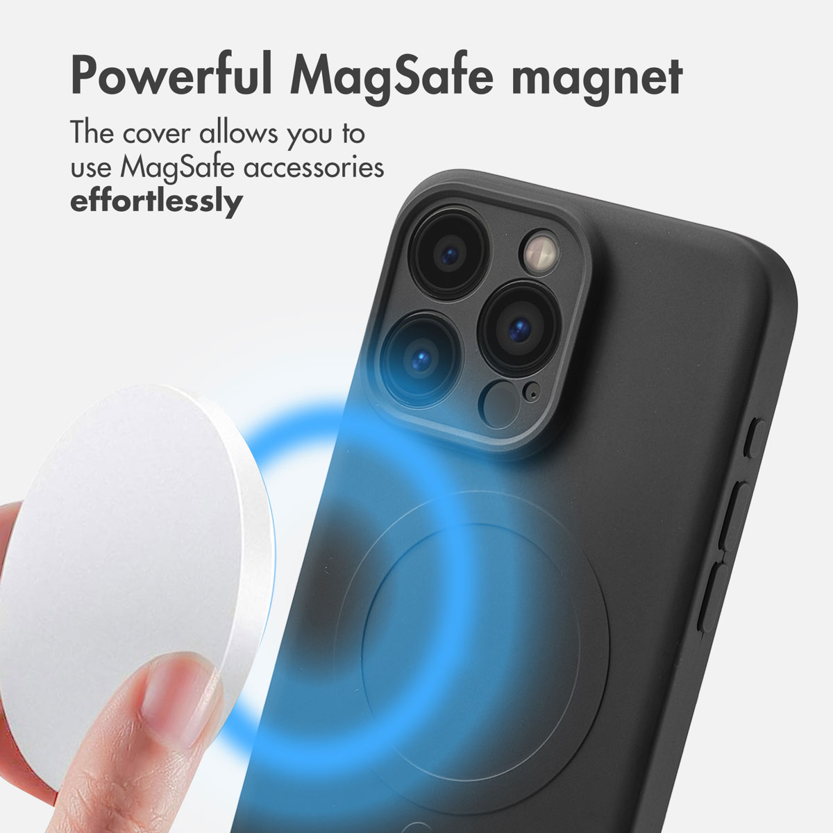 Funda de teléfono con potente imán MagSafe y accesorio redondo en mano.