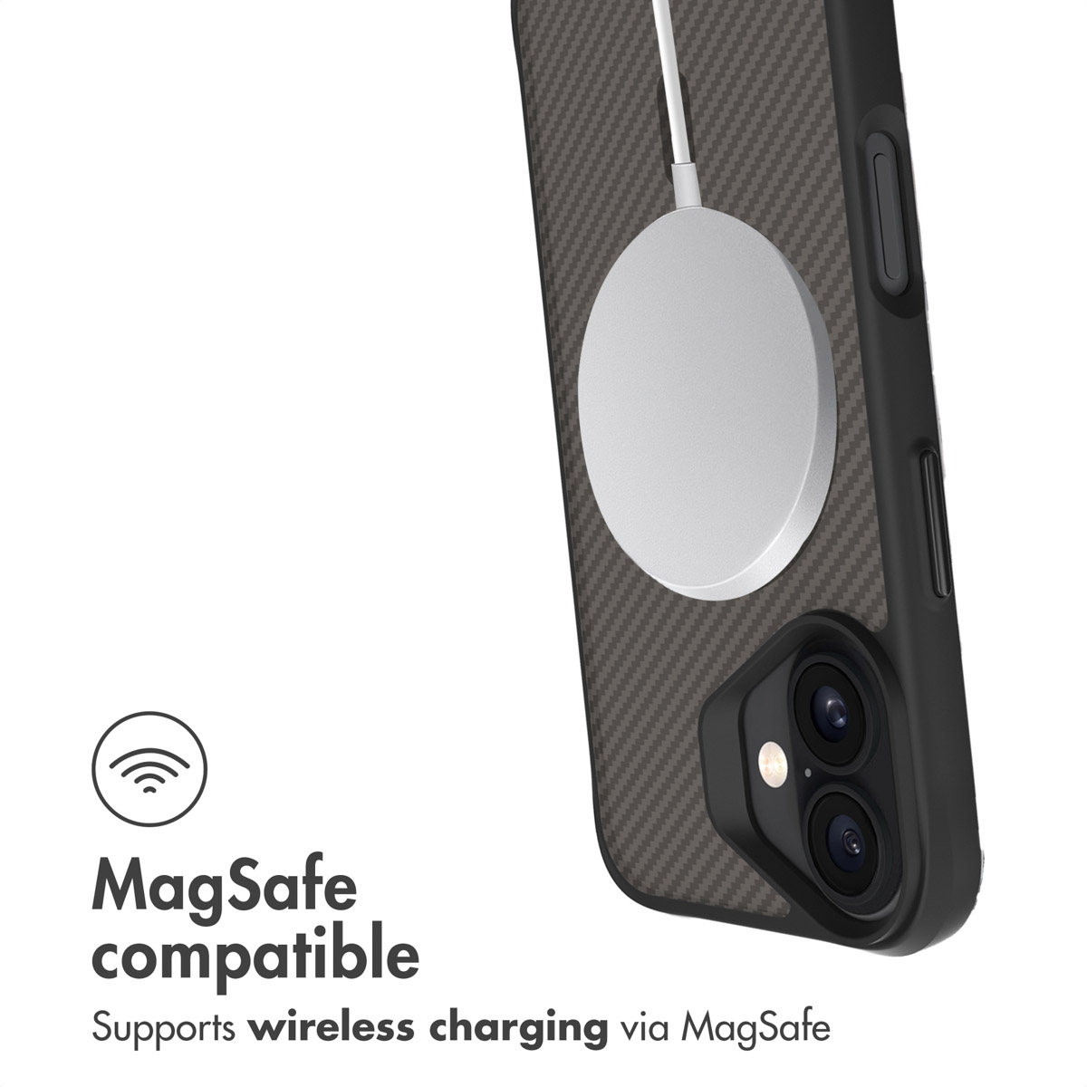Une coque de téléphone compatible MagSafe avec motif carbone et un chargeur sans fil fixé à l'arrière.