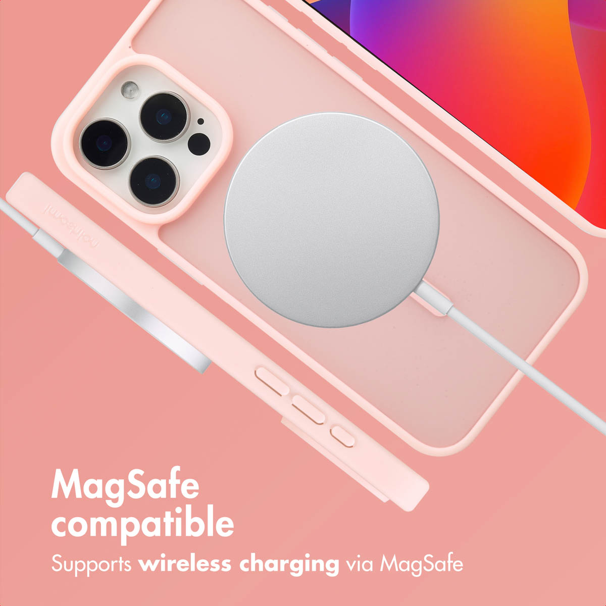 Roze smartphonehoesje met een ronde MagSafe-oplader plat op de achterkant.