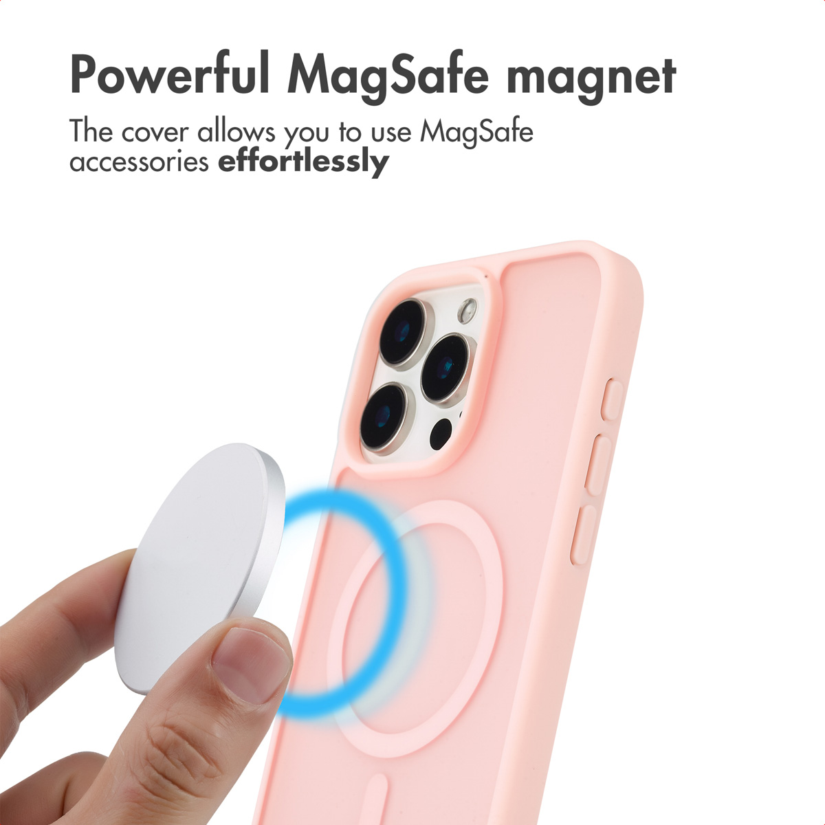Hand houdt magneet vast bij roze iPhone met MagSafe hoesje.